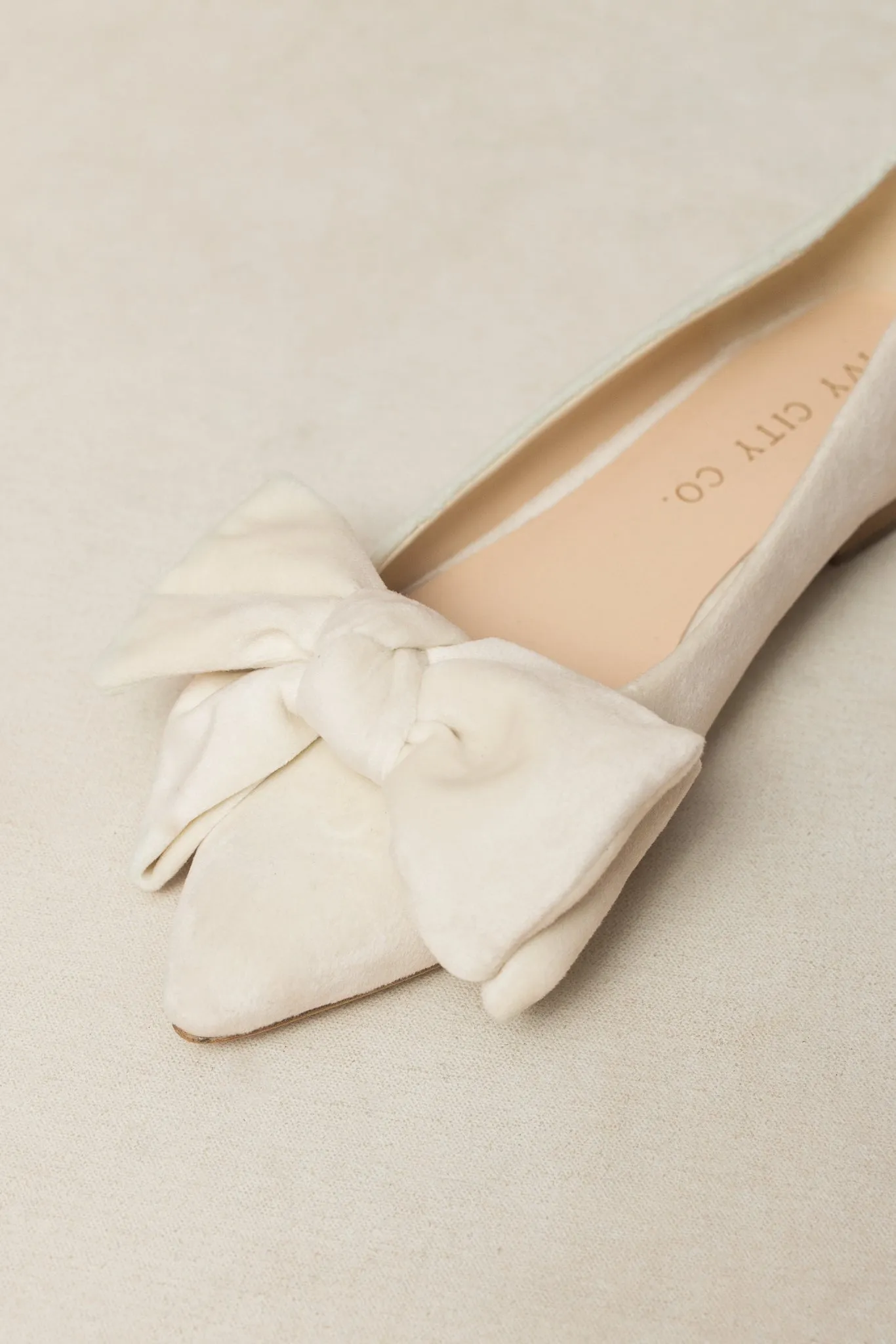 Ivy Bow Flat in Cream