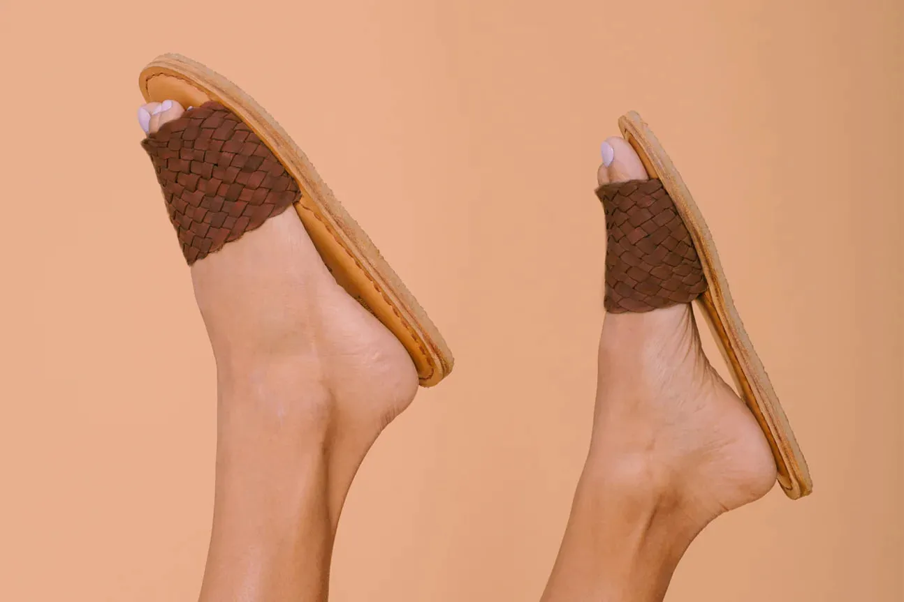 MOHINDERS Woven sandal walnut women